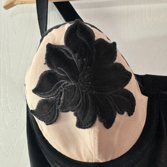 Victoria's Secret Black Velvet Floral Applique Long Line Demi Bra Size 36D - Picture 3 of 7